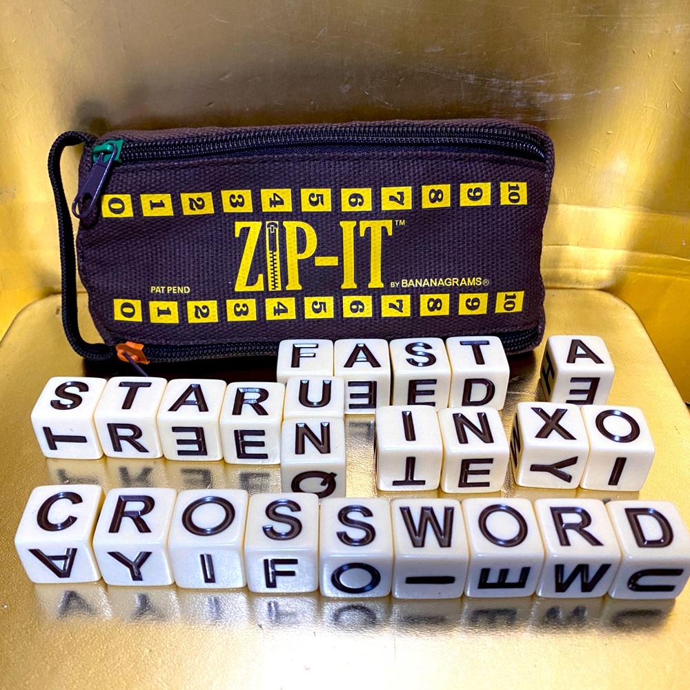 ZIP-IT TRAVEL GAME BY BANANAGRAMS CROSSWORD SPEED GAME 24 LETTER CUBES FUN GAME